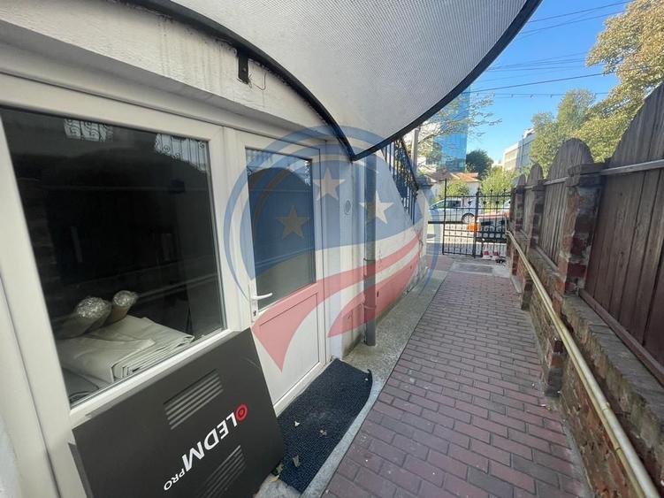 Casă individuală cu 8 camere cu Canalizare în Ultracentral
