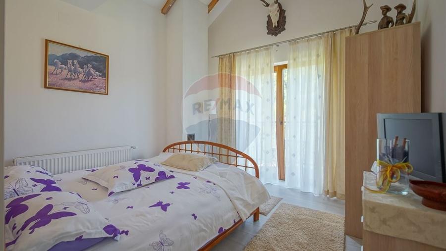 Casă individuală cu 10 camere cu Teren 2789 Mp în Glăjărie