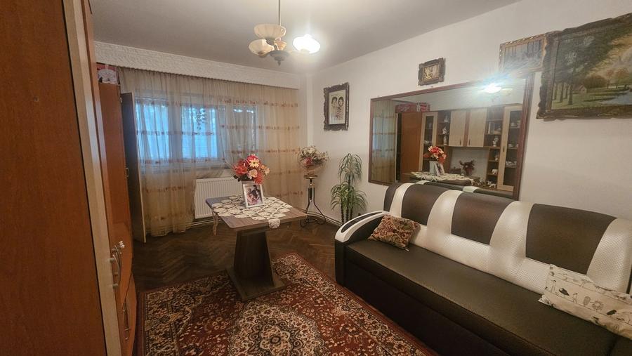 Apartament cu 3 camere decomandat, mobilat în Cetate