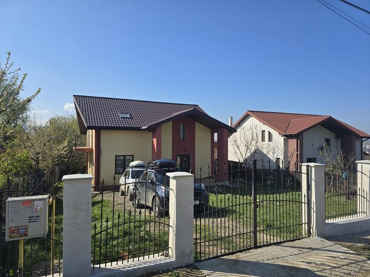 Casă cu 4 camere în Bucium