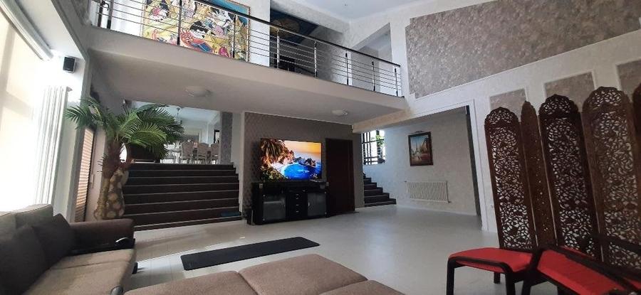Casă individuală cu 7 camere cu Canalizare în Ultracentral