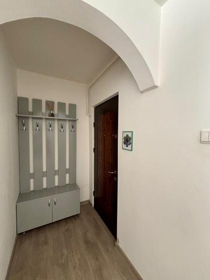 Apartament cu 2 camere semidecomandat, mobilat în Decebal