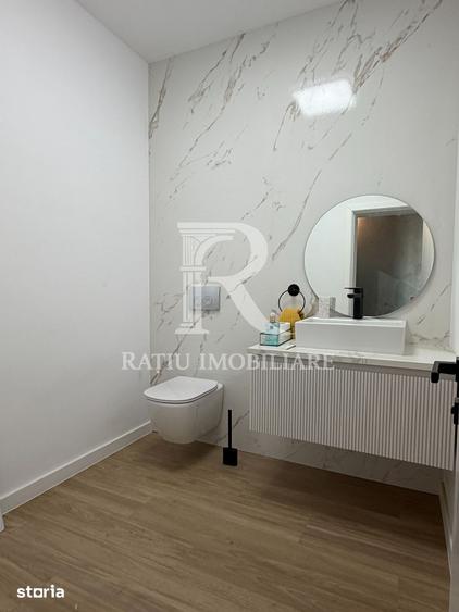 Casă cu 8 camere cu Teren 1100 Mp în Sânmartin