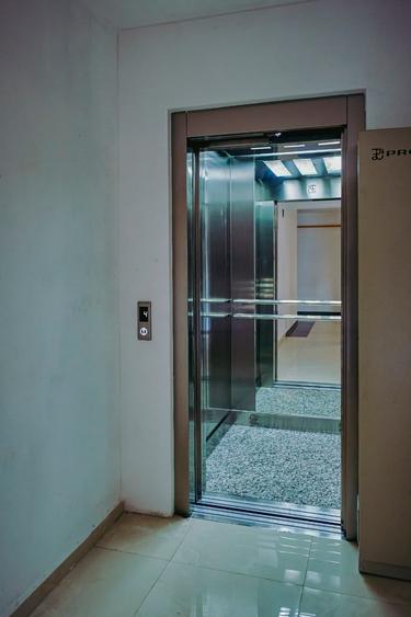 Apartament cu 3 camere semidecomandat în Exterior Sud