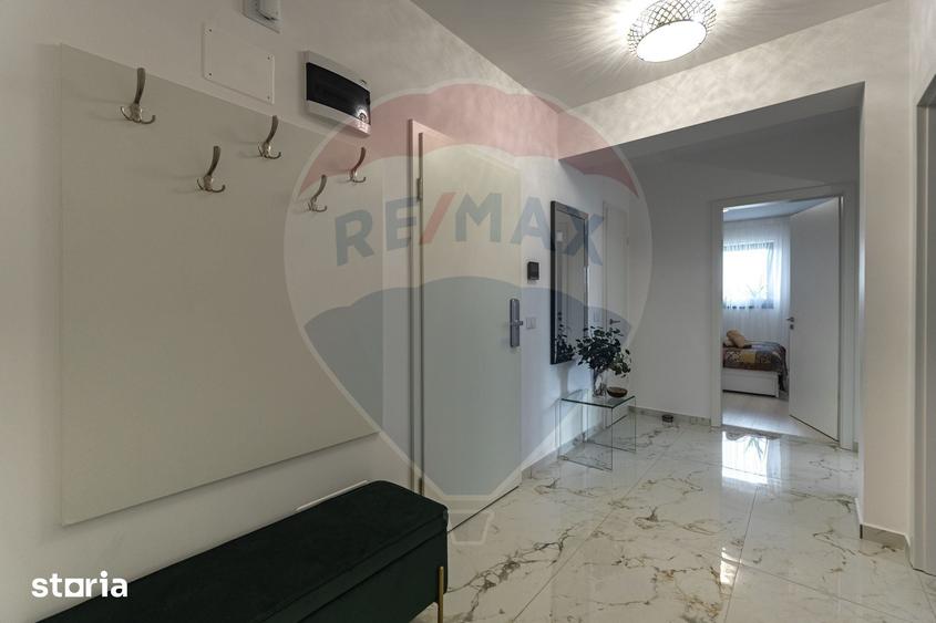 Apartament cu 3 camere decomandat în Tractorul