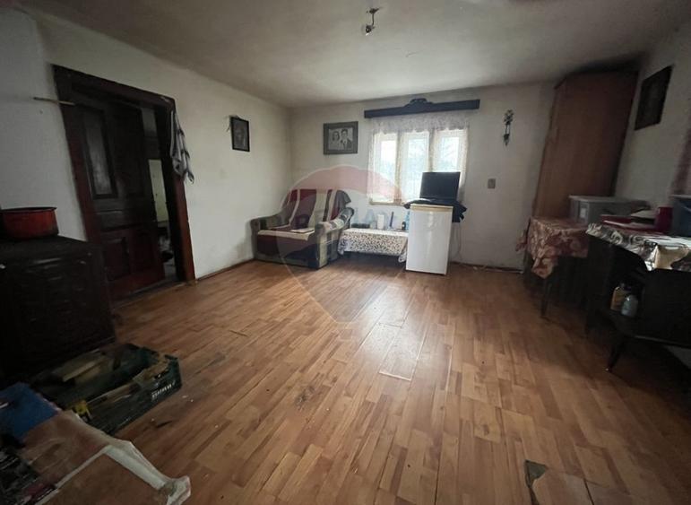 Casă cu 1 camere cu Teren 3808 Mp în Fundata