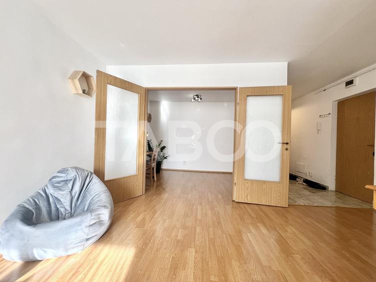 Apartament cu 3 camere semidecomandat, mobilat în Gheorgheni