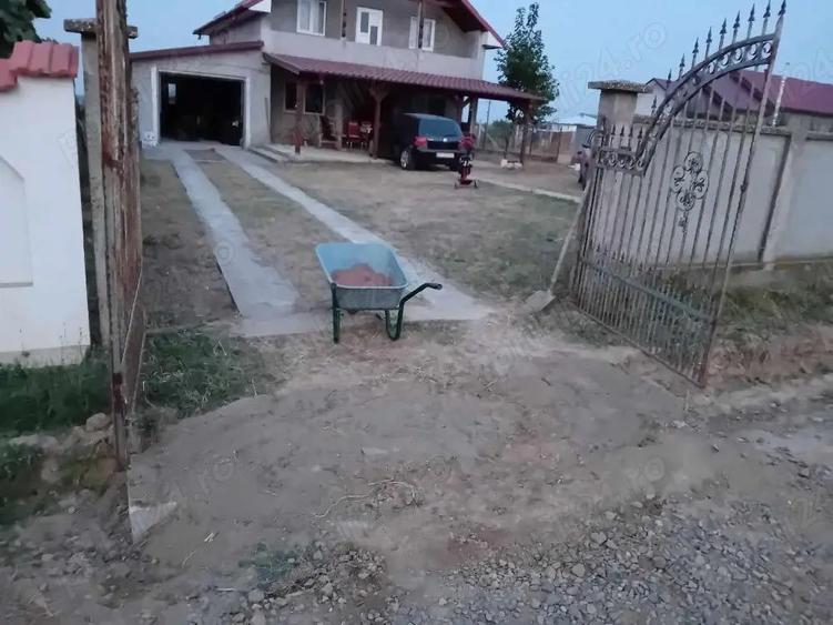 Casă cu 3 camere cu Teren 2100 Mp în Central