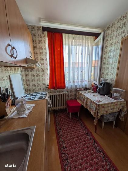 Apartament cu 3 camere semidecomandat în Calea București