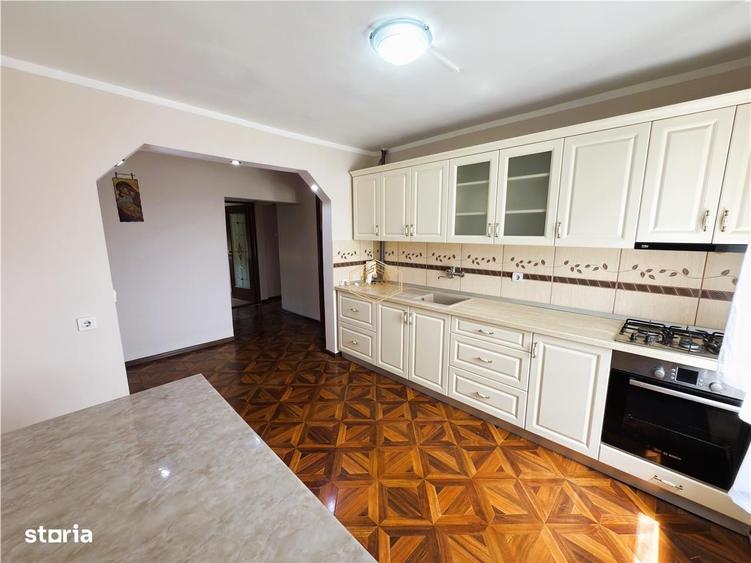 Apartament cu 3 camere decomandat în Micro 16