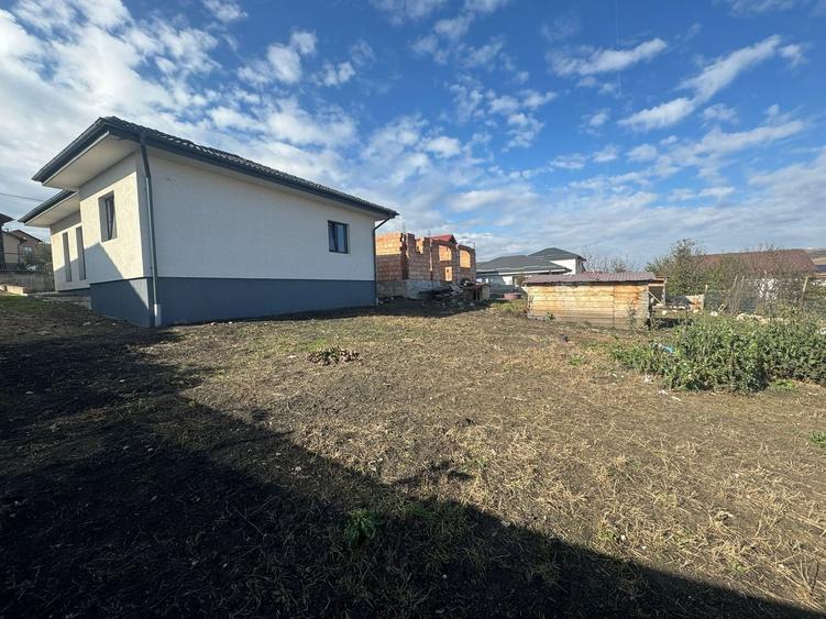 Casă individuală cu 3 camere cu Canalizare în Câmpenești