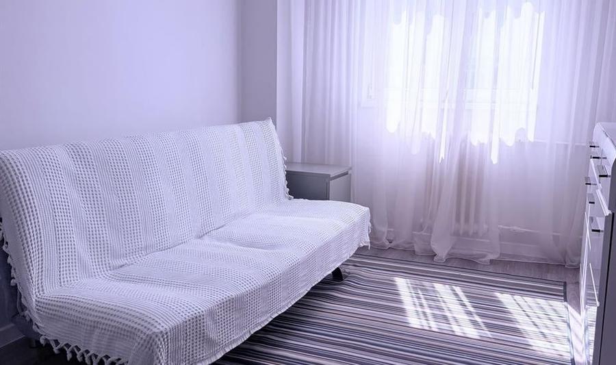 Apartament cu 3 camere decomandat în Drumul Taberei