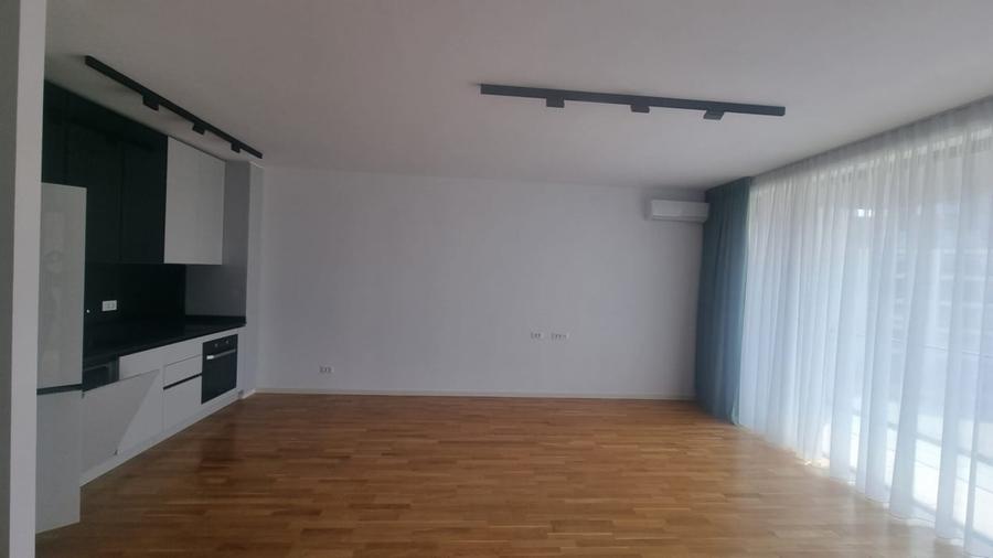 Apartament cu 4 camere decomandat în Băneasa