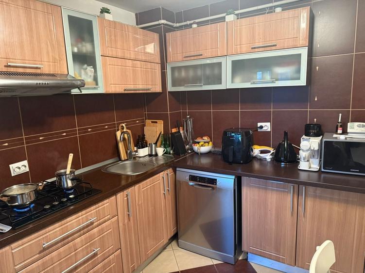 Apartament cu 3 camere decomandat, mobilat în Micro 5