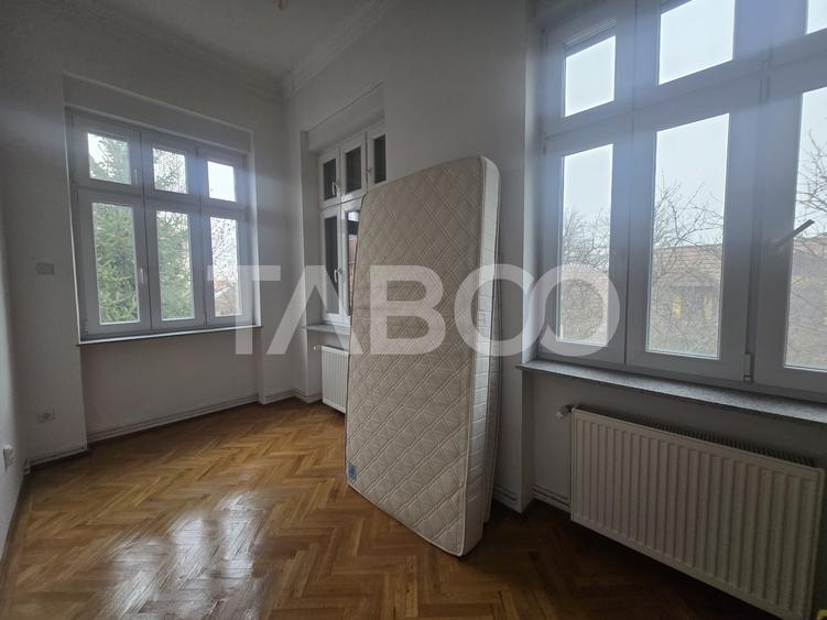 Apartament cu 3 camere semidecomandat, mobilat în Central