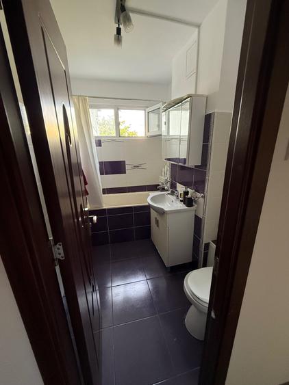 Apartament cu 3 camere semidecomandat în Podu Roș
