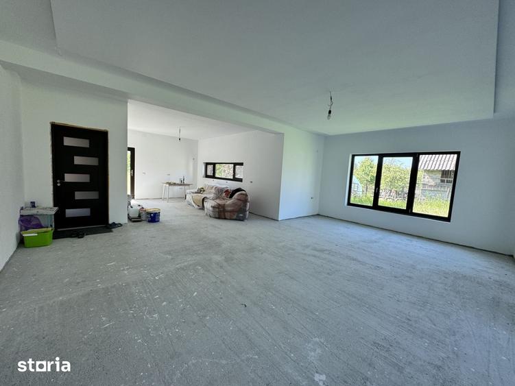 Casă cu 6 camere cu Teren 2147 Mp în Cetățeni
