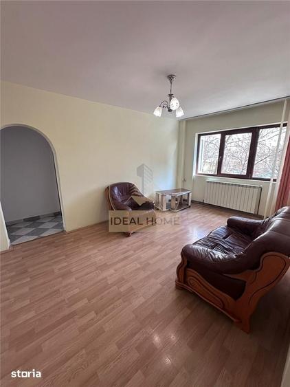 Apartament cu 3 camere semidecomandat în Podu Roș