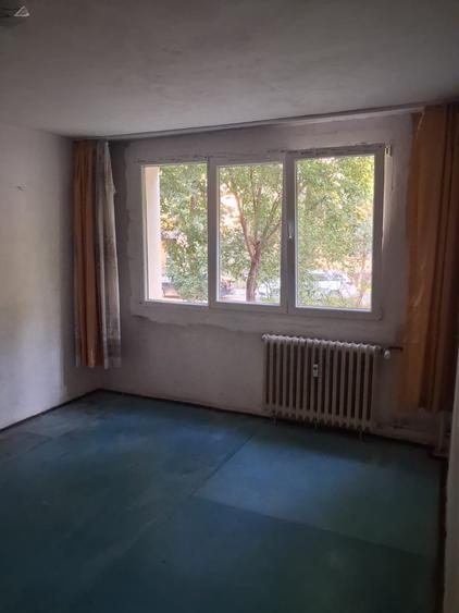 Apartament cu 3 camere semidecomandat în Berceni