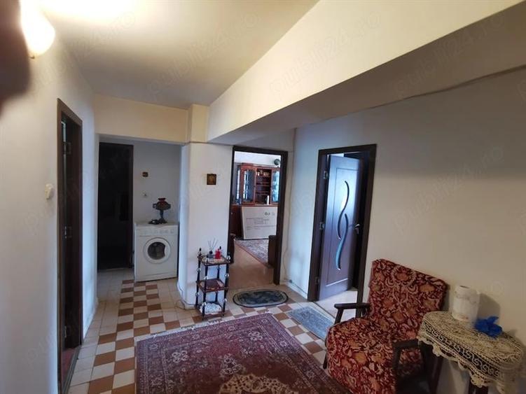 Apartament cu 3 camere decomandat în Sărari