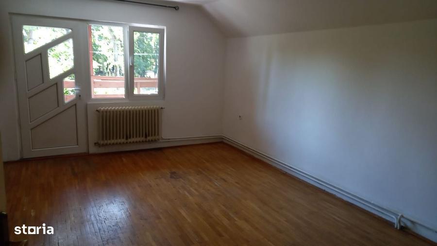 Casă cu 4 camere în Ostroveni