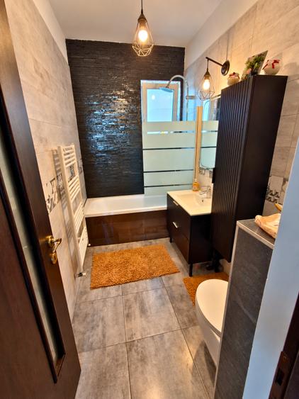 Apartament cu 3 camere semidecomandat în Florești