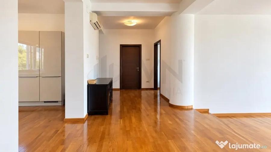 Apartament cu 4 camere decomandat în Central