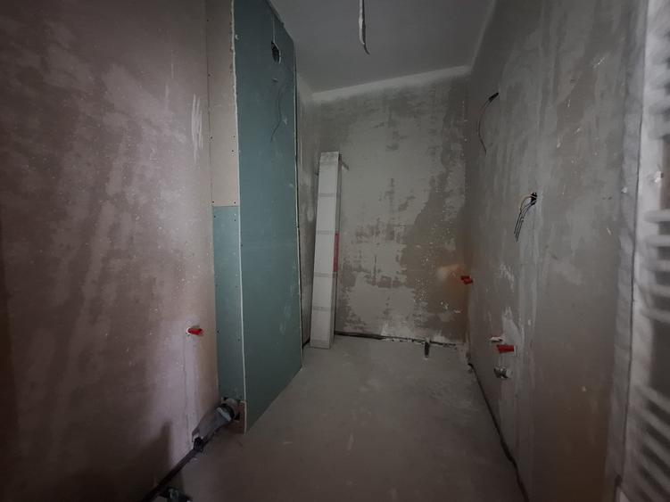 Apartament cu 3 camere semidecomandat în Florești