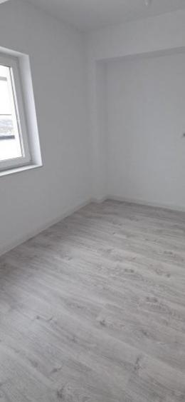Apartament cu 2 camere semidecomandat în Craiovei