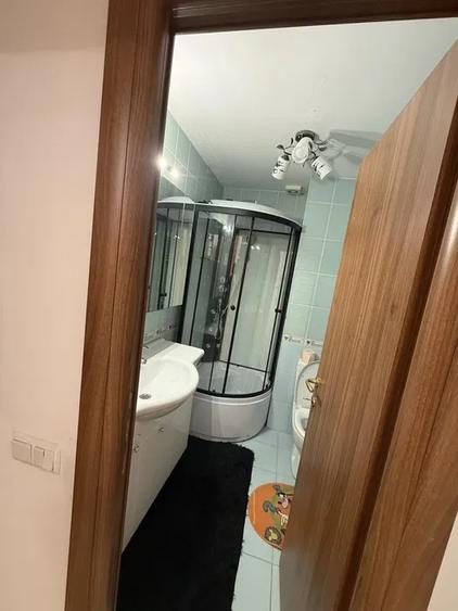 Apartament cu 3 camere semidecomandat, mobilat în P-ța Unirii