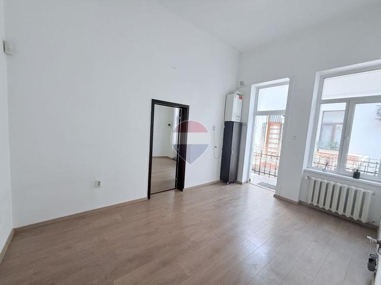Apartament cu 2 camere semidecomandat în P-ța Mihai Viteazul