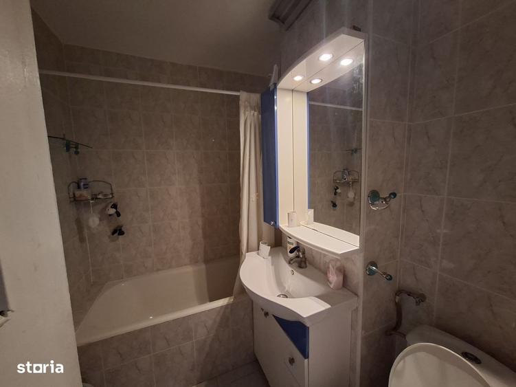 Apartament cu 4 camere decomandat în Cetate