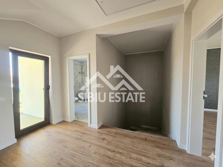 Duplex cu 4 camere cu Canalizare în Șura Mare