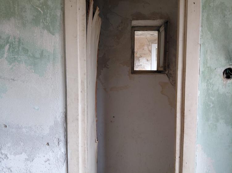 Apartament cu 4 camere decomandat în Peregu Mare