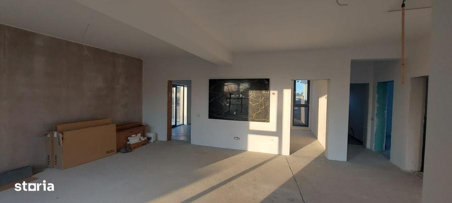 Casă cu 4 camere cu Teren 450 Mp în Periș