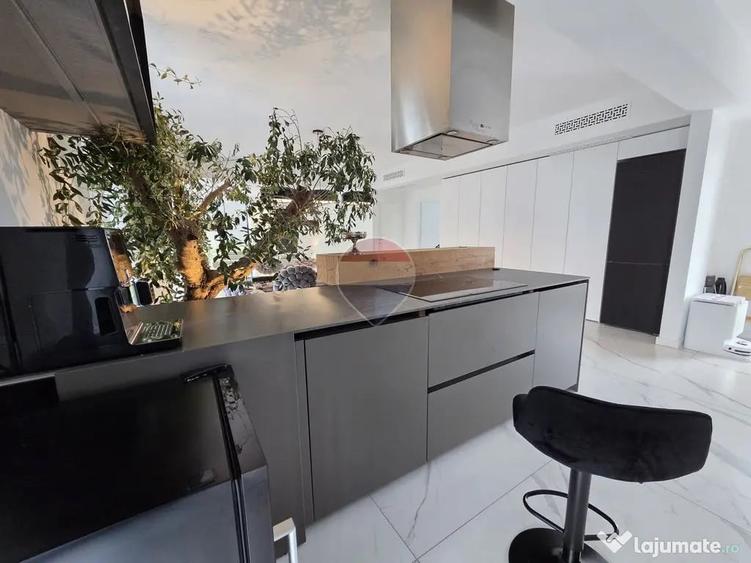 Casă cu 7 camere cu Teren 1000 Mp în Est