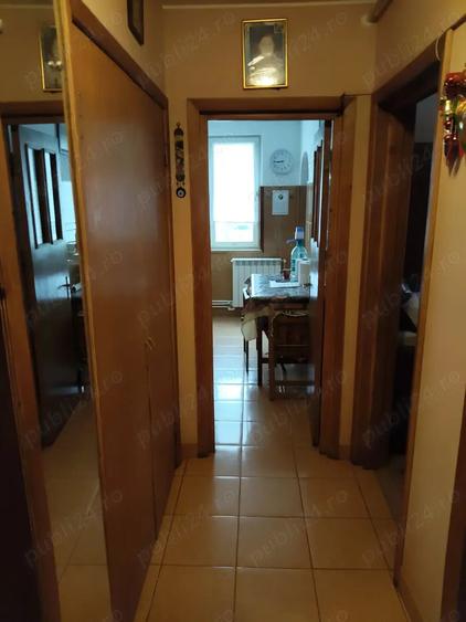 Apartament cu 3 camere decomandat în Far