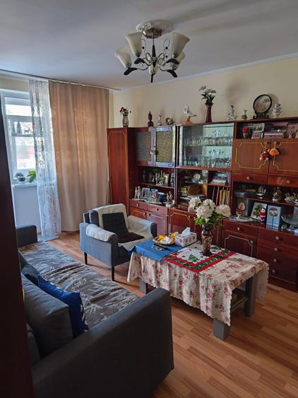 Apartament cu 3 camere decomandat în Drumul Taberei
