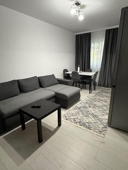 Apartament cu 3 camere decomandat în Micro 6