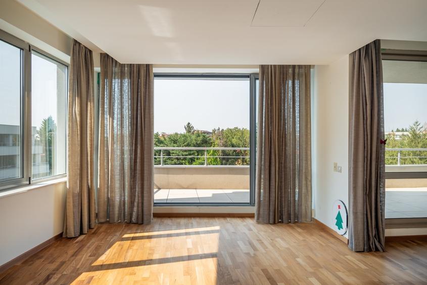Apartament cu 5 camere decomandat în Băneasa