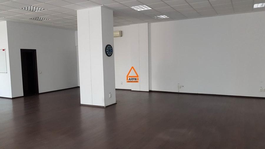 Birou, de 1,400 mp, în Podu Roș