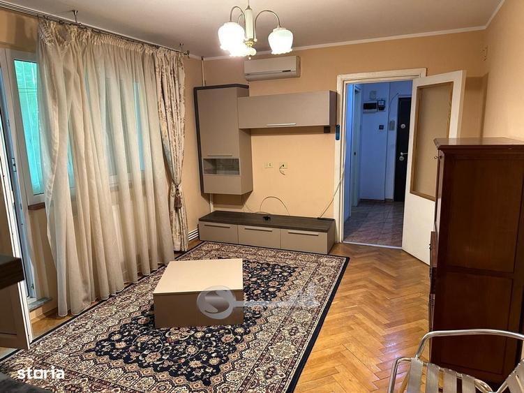 Apartament cu 3 camere semidecomandat în Central — fotografia 1