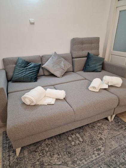 Apartament cu 3 camere semidecomandat, mobilat în Faleza Nord