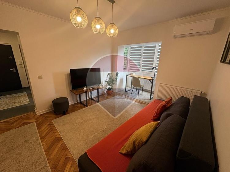 Apartament cu 2 camere decomandat, mobilat în Central