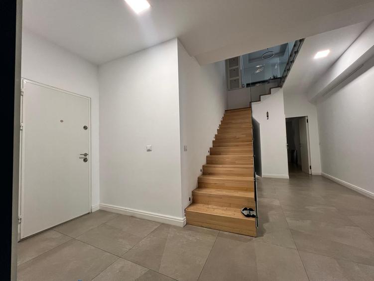 Penthouse cu 5 camere decomandat în Herăstrău