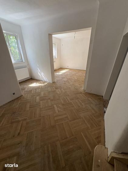 Casă cu 8 camere cu Teren 233 Mp în Decebal