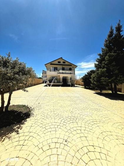 Casă cu 6 camere cu Teren 1642 Mp în Central