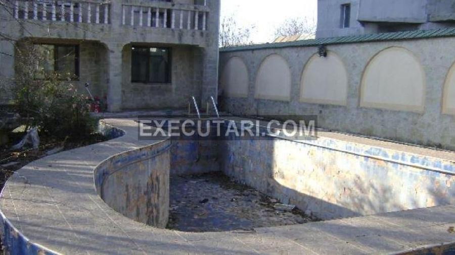 Casă individuală cu 10 camere cu Teren 800 Mp în Central