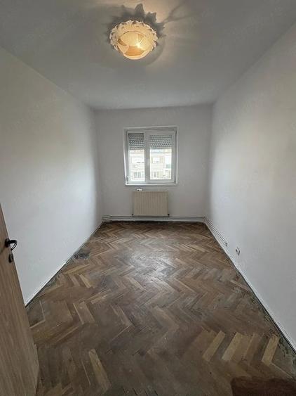 Apartament cu 4 camere semidecomandat în Dacia