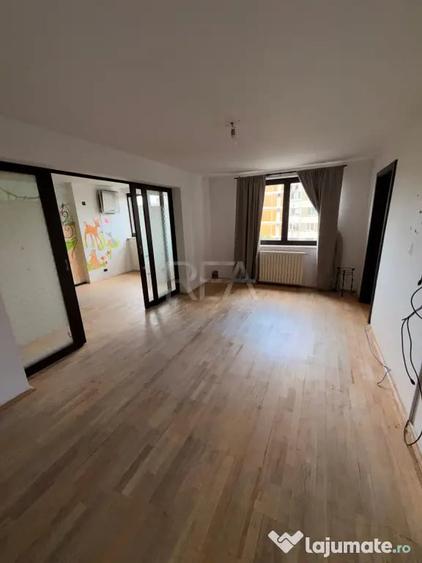 Apartament cu 4 camere semidecomandat în Crângași